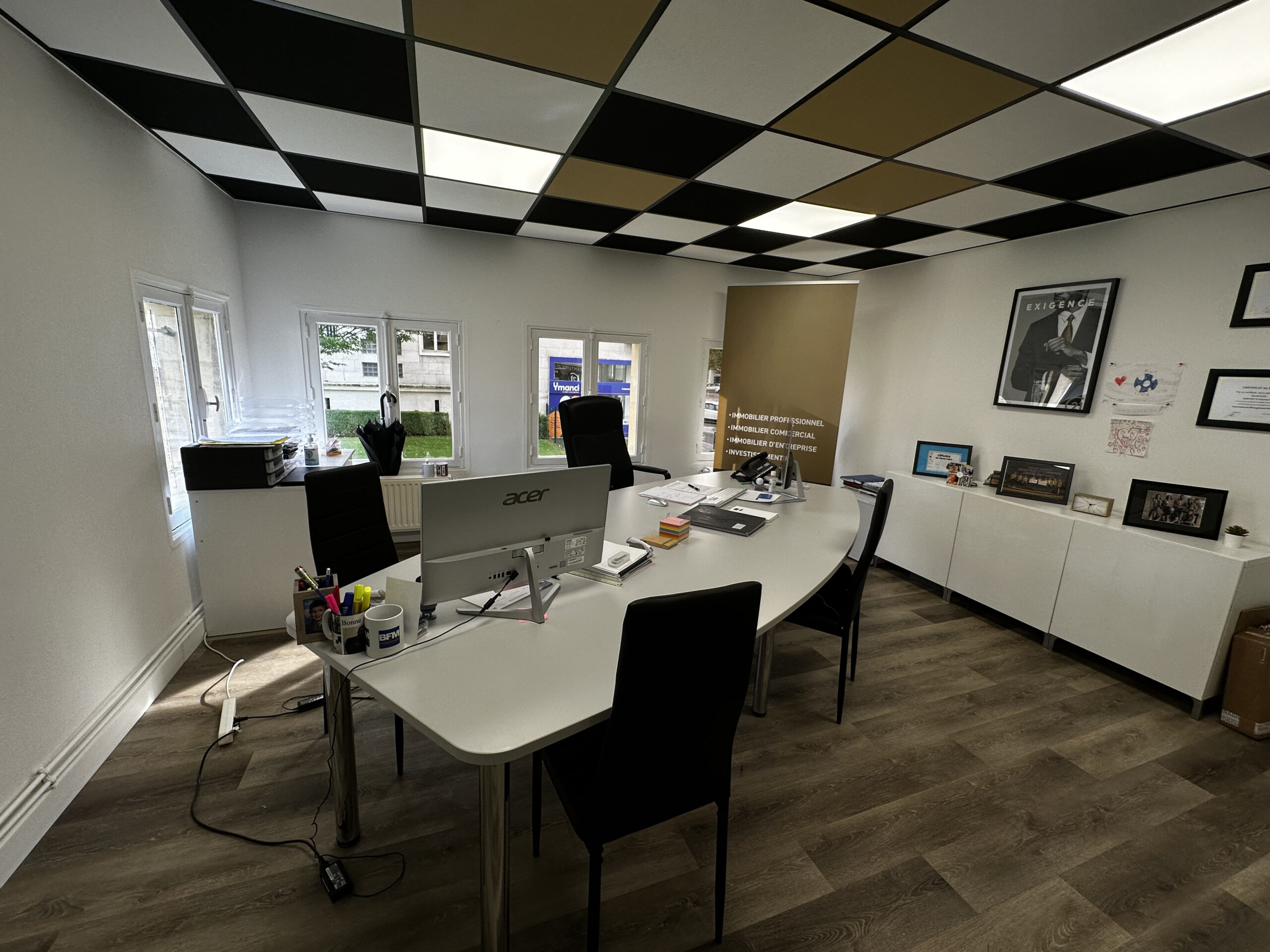 Bureau &agrave; l'&eacute;tage de l'agence Century 21